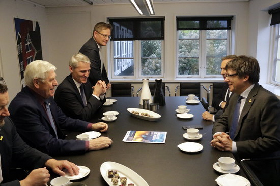 Former Catalan president Carles Puigdemont with the Faroese minister of foreign affairs and more on October 11 2018 (by Marina López)